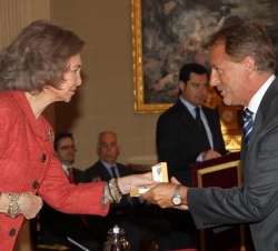Su Majestad la Reina entrega el Premio a la candidatura iberoamericana de Ayuntamiento o alcaldías de hasta 100.000 habitantes, al alcalde de la Munic